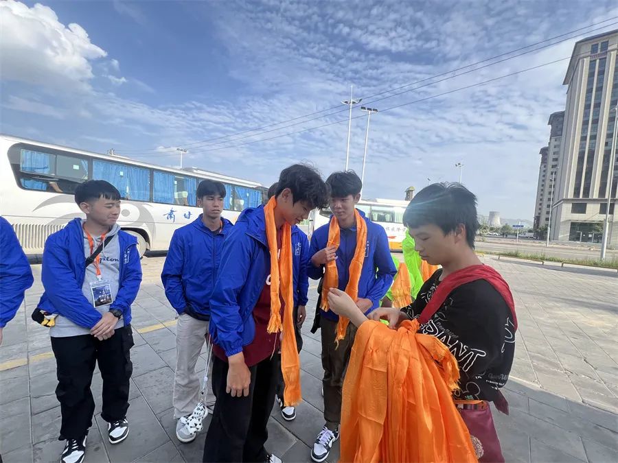 青海當地民眾向香港裘錦秋中學(屯門)學生獻哈達 5