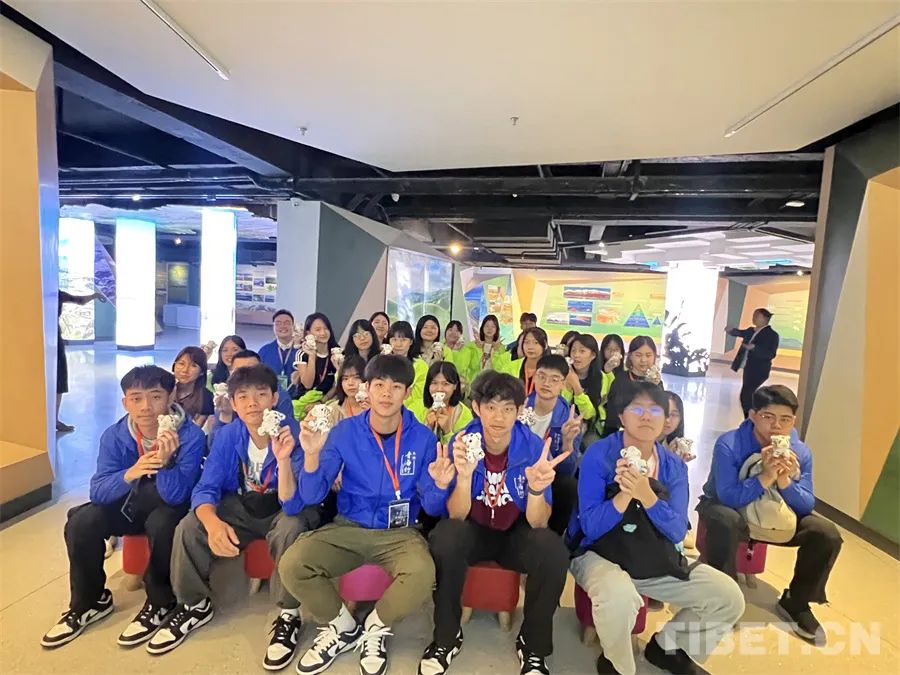 香港裘錦秋中學(屯門)師生合影 640