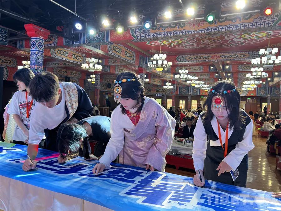 身著藏裝的香港青少年在橫幅上簽字留念 7