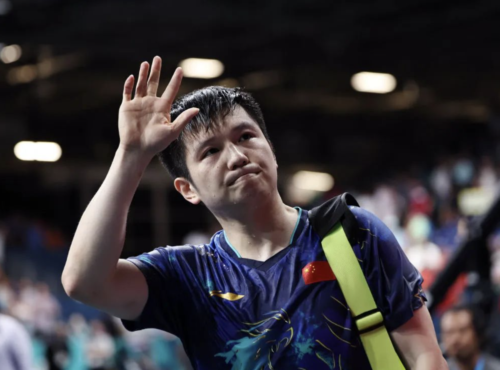8月1日,樊振东赛后向观众致意。当日,在巴黎奥运会乒乓球男单四分之一决赛中,中国选手樊振东4比3战胜日本选手张本智和,晋级四强。新华社记者 王东震 摄 截屏2024-08-02 下午2.35.02