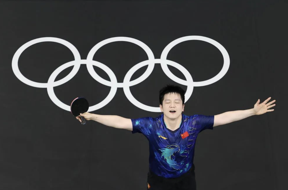 8月1日,樊振东在获胜后庆祝。新华社记者 徐子鉴 摄 截屏2024-08-02 下午2.36.40