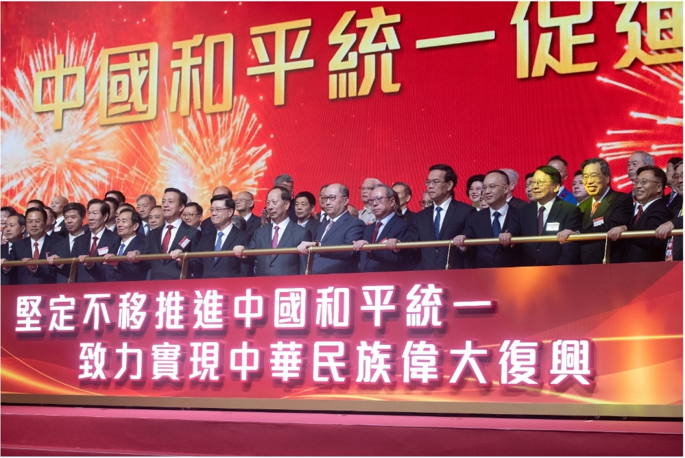 全球华侨华人促进中国和平统一大会(2024.中国香港)今日在香港隆重举行。中共中央政治局委员、中央统战部部长石泰峰(前排左七),香港特区行政长官李家超(前排左六),中央驻港联络办主任郑雁雄(前排右七),中央统战部分管日常工作的副部长陈小江(前排左四)出席大会。 1