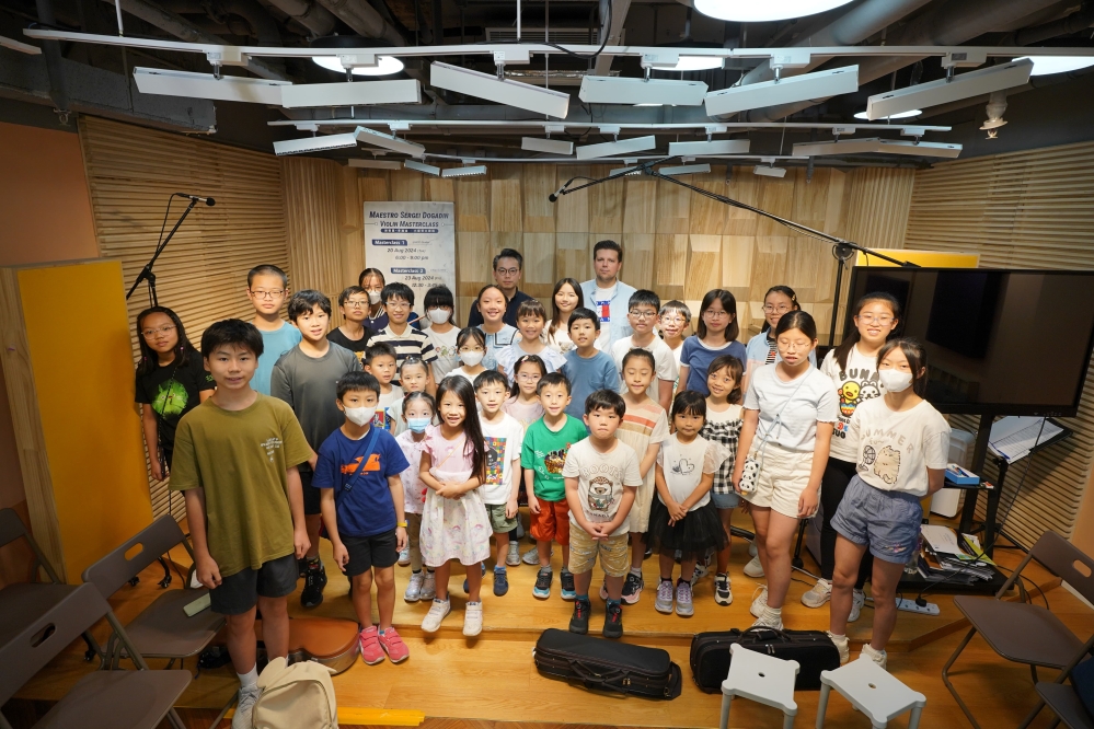 谢尔盖·多加金和年轻人分享经验 谢尔盖·多加金和年轻人分享经验