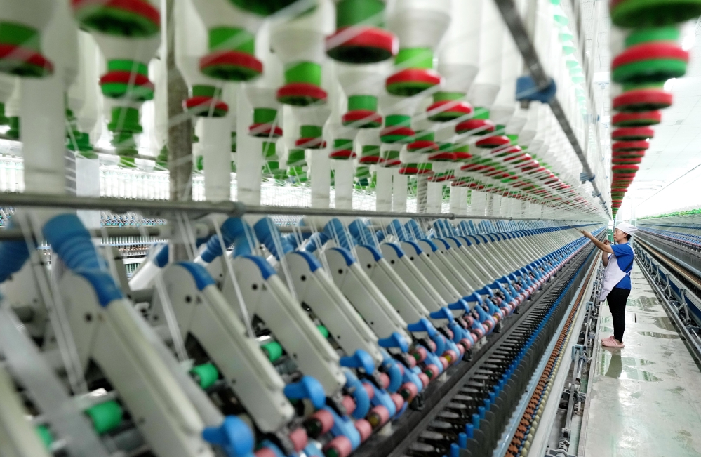 民营企业和外资企业将在推进中国的经济增长等方面担负重要角色。图为工人在河北省晋州市一家民营纺织企业的生产车间工作（图：新华社）