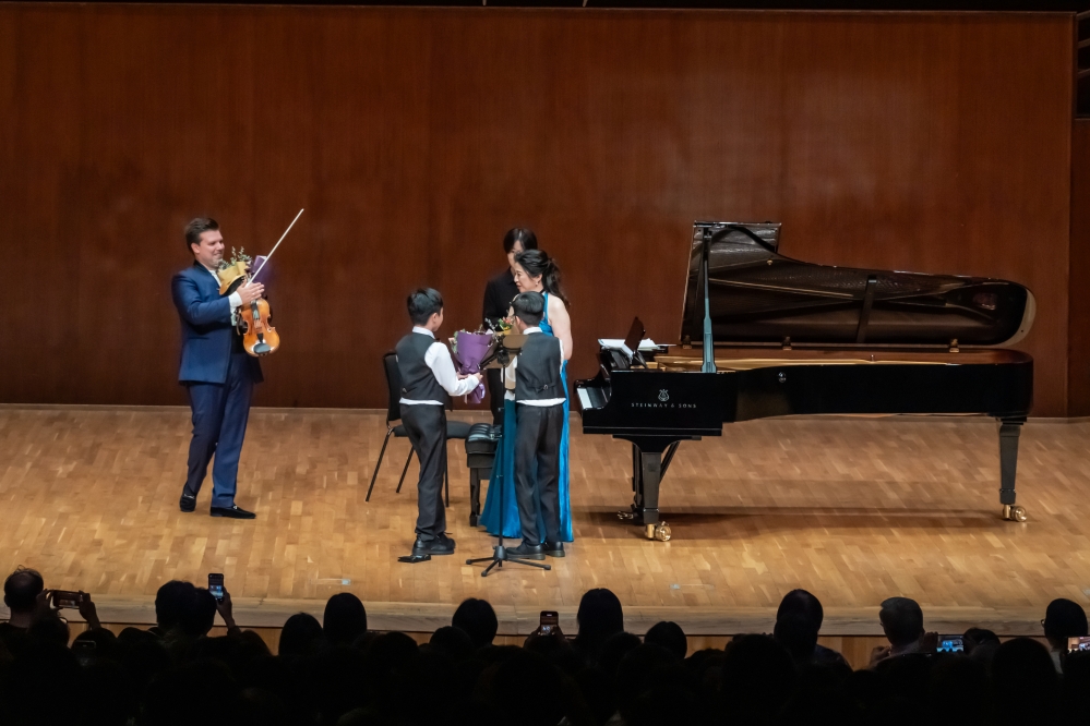 热情的观众为两位音乐家献花 热情的观众为两位音乐家献花