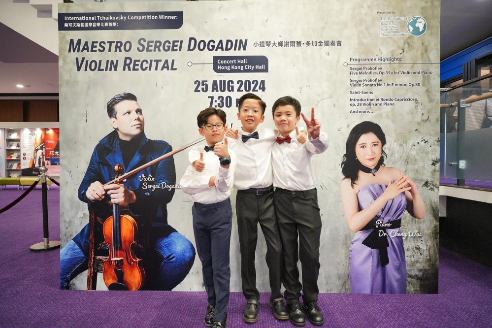 年轻人年轻人认真穿著准备欣赏音乐会认真穿著准备欣赏音乐会 年轻人认真穿著准备欣赏音乐会