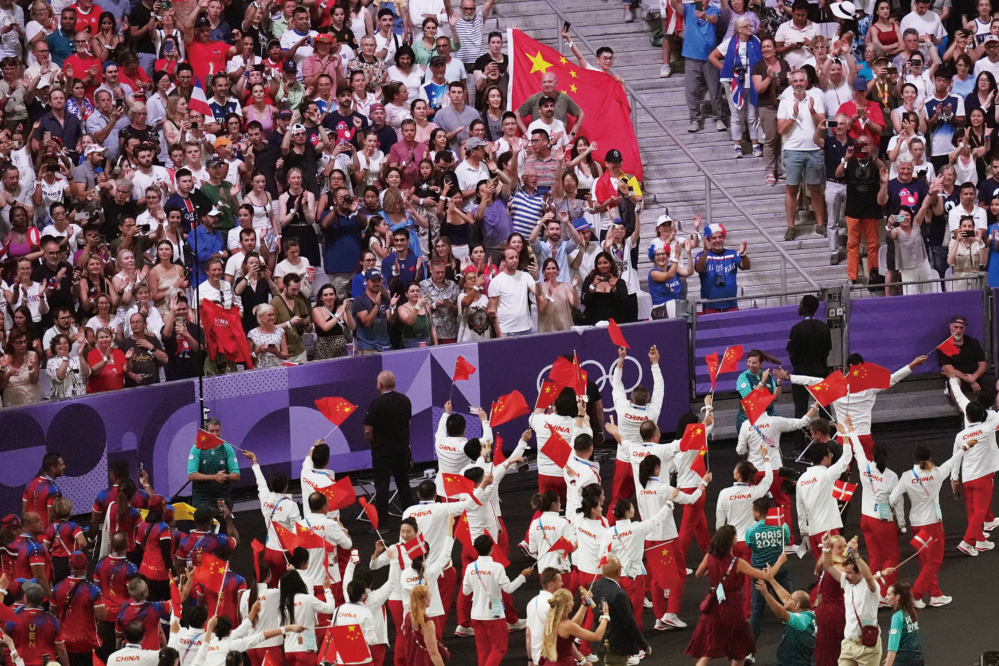 当地时间8月11日,中国体育代表团在第33届夏季奥林匹克运动会闭幕式上入场(图:新华社) 萤幕截图 2024-08-29 上午10.03.11
