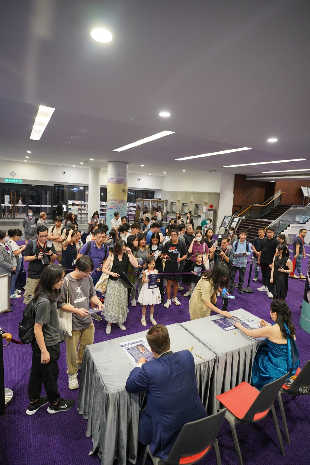 热情的听众音乐会后等候签名会 热情的听众音乐会后等候签名会