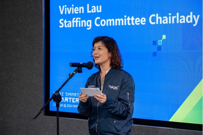 2. 生產力局職員事務委員會主席劉敏儀女士為畢業典禮致開幕辭時強調了人才培養對香港創科發展的重要性,並詳述了本次生產力局暑期實習計劃如何通過豐富的實踐經驗和跨文化交流,助力香港打造國際創科中心。 2