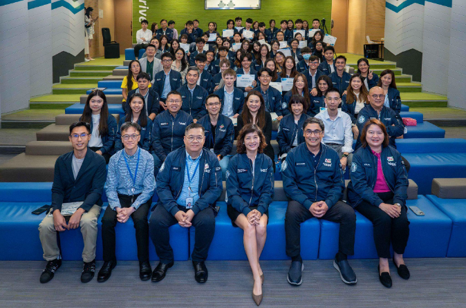 生產力局職員事務委員會主席劉敏儀女士(第一行右三)、生產力局總裁畢堅文先生(第一行右二)、以及一眾生產力局管理層與實習生見證第九屆「Summer InnoTalent」夏季實習計劃畢業典禮於今天成功舉行。 圖片 1