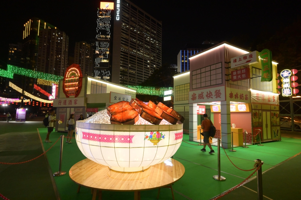 在维园展出、以本地特色大牌档场景搭配经典地道菜式的“食”灯组。 P2024091100518_photo_1281614
