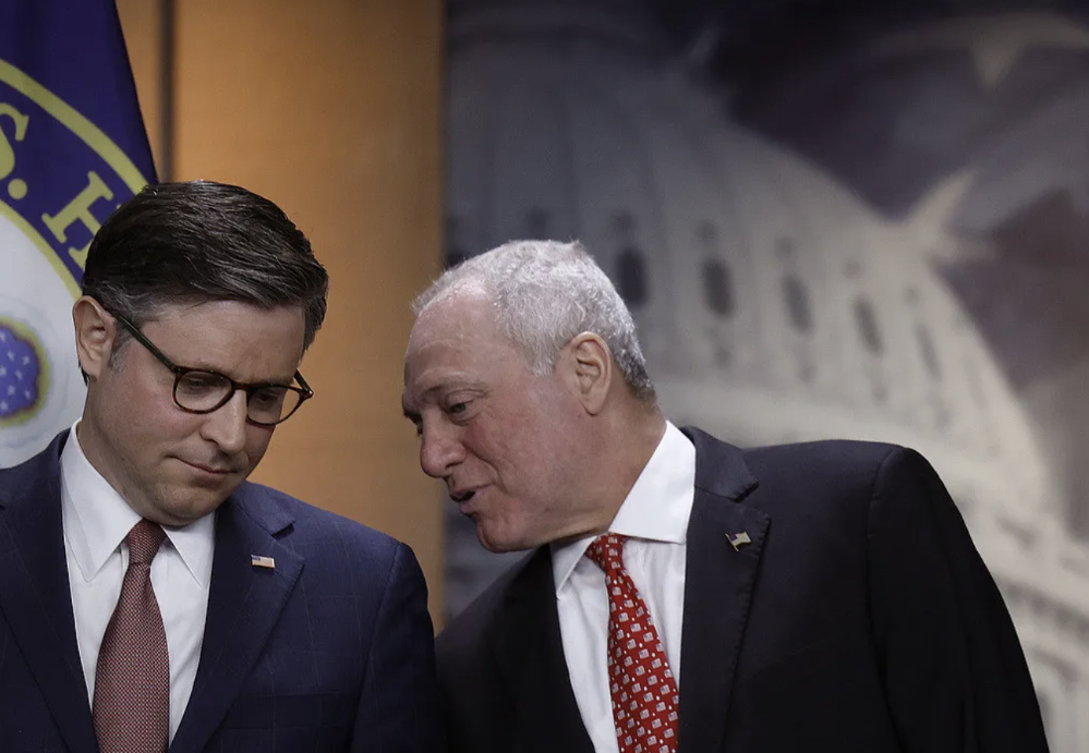 美国众议院议长迈克·约翰逊(左)和众议院多数党领袖史蒂夫·斯卡利斯。 截屏2024-09-14 下午4.47.57