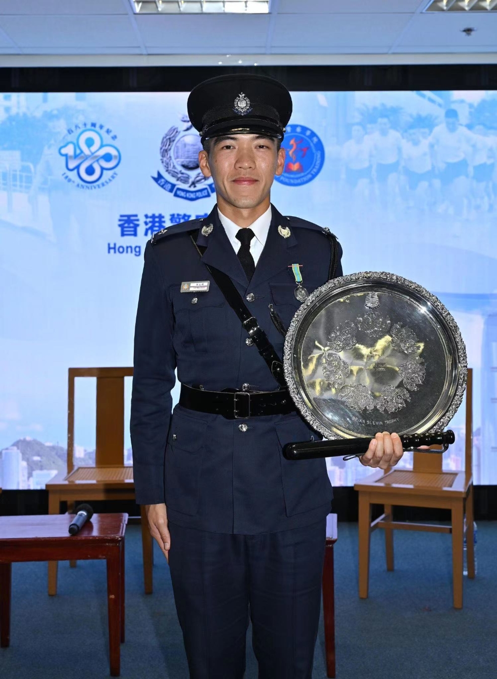 叶文权成为警员后,发奋投考督察,终通过遴选,并荣获代表成绩全级第一的施礼荣盾及荣誉警棍。 WechatIMG2499