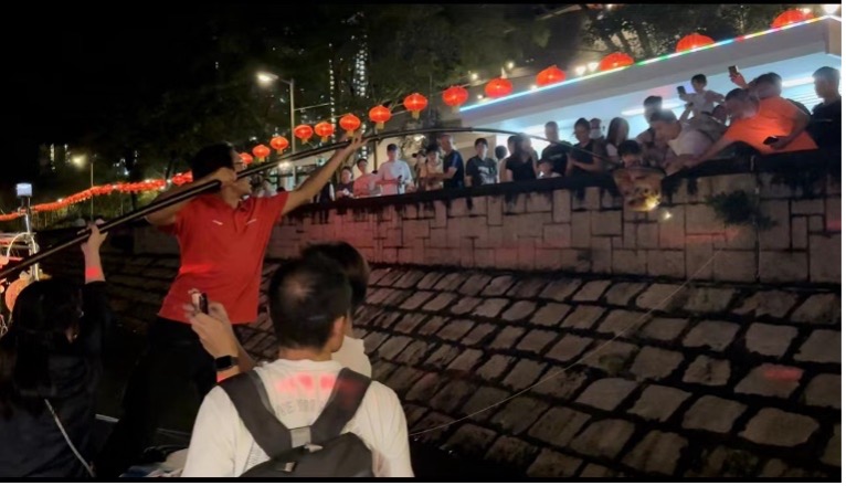 “林村河水上市场”让岸上或河中小艇的市民均可以于多艘河上水上市场小艇购买特色渔农小食、原材料饮品及文创雪条 2