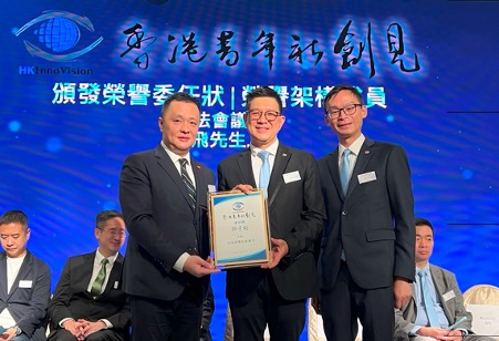 鄧飛議員(左)頒發委任狀予永遠榮譽創會會長林煒橋(中),趙必匡會長(右)陪同 6