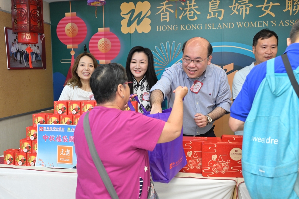 活动邀请到立法会议员周文港先生向街坊派发福袋_1