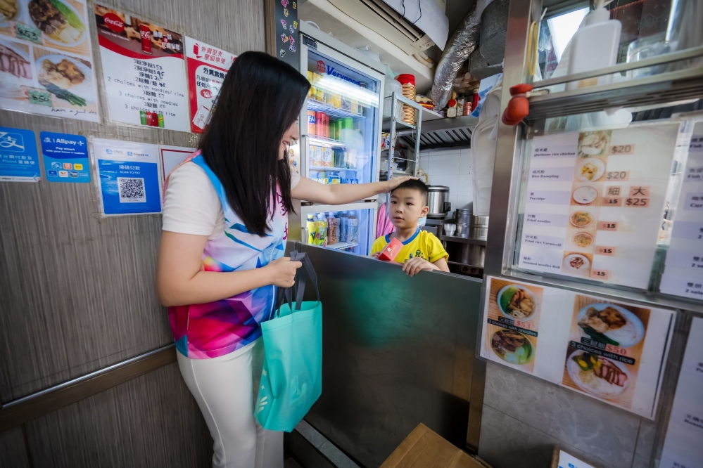 在中西区一带向商户派发福袋及月饼