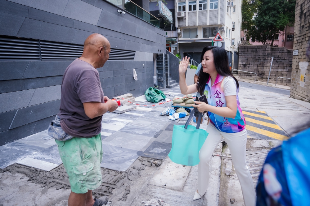 向装修工友派发福袋及月饼